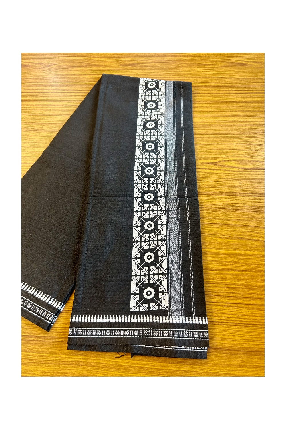 23% Discount!! Kaitharikada Pure Cotton - Single Kaily / Lungi - 4.75 inch White printed kuppadam kara with Black colour body - 5KK496AST