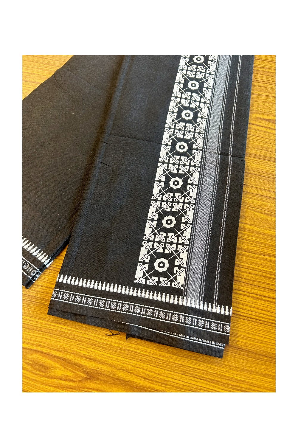 23% Discount!! Kaitharikada Pure Cotton - Single Kaily / Lungi - 4.75 inch White printed kuppadam kara with Black colour body - 5KK496AST