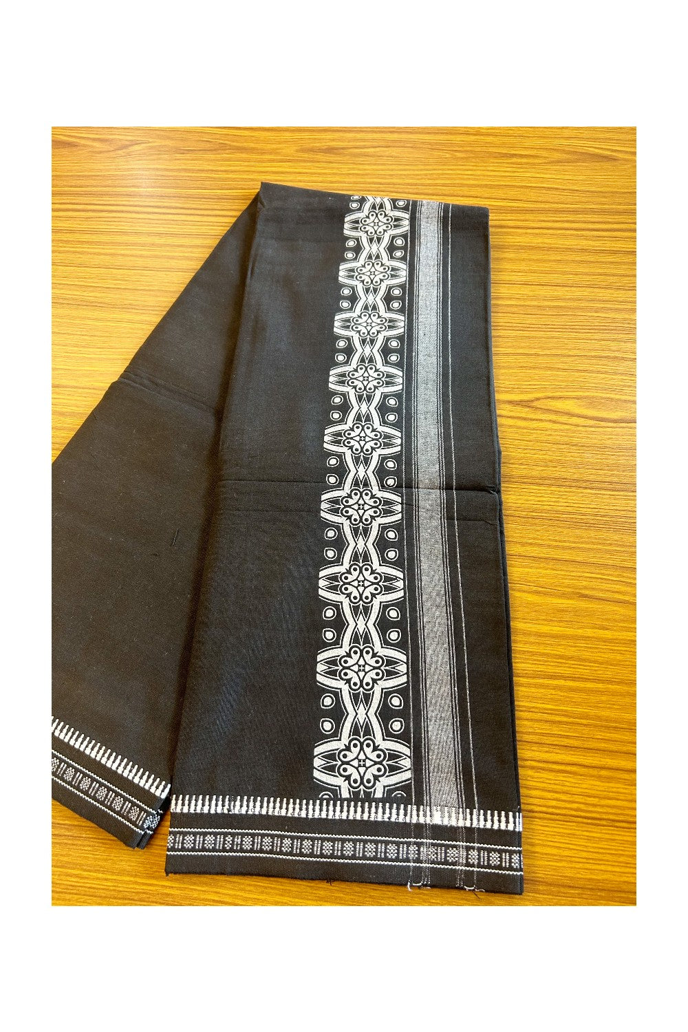 23% Discount!! Kaitharikada Pure Cotton - Single Kaily / Lungi - 4.75 inch White printed kuppadam kara with Black colour body - 6KK496AST