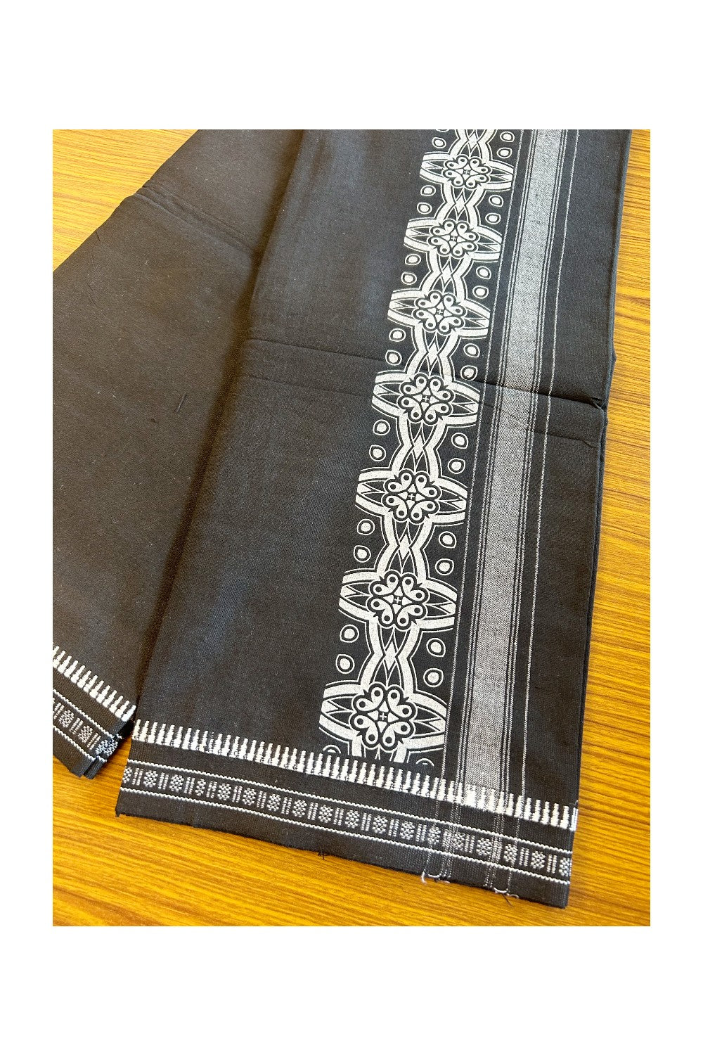 23% Discount!! Kaitharikada Pure Cotton - Single Kaily / Lungi - 4.75 inch White printed kuppadam kara with Black colour body - 6KK496AST