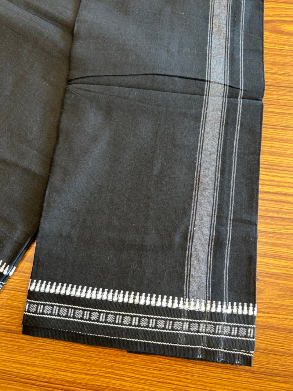 Kaitharikada Pure Cotton - Single Kaily / Lungi - 2 inch White kuppadam kara with Black colour body - 4KK8000AS