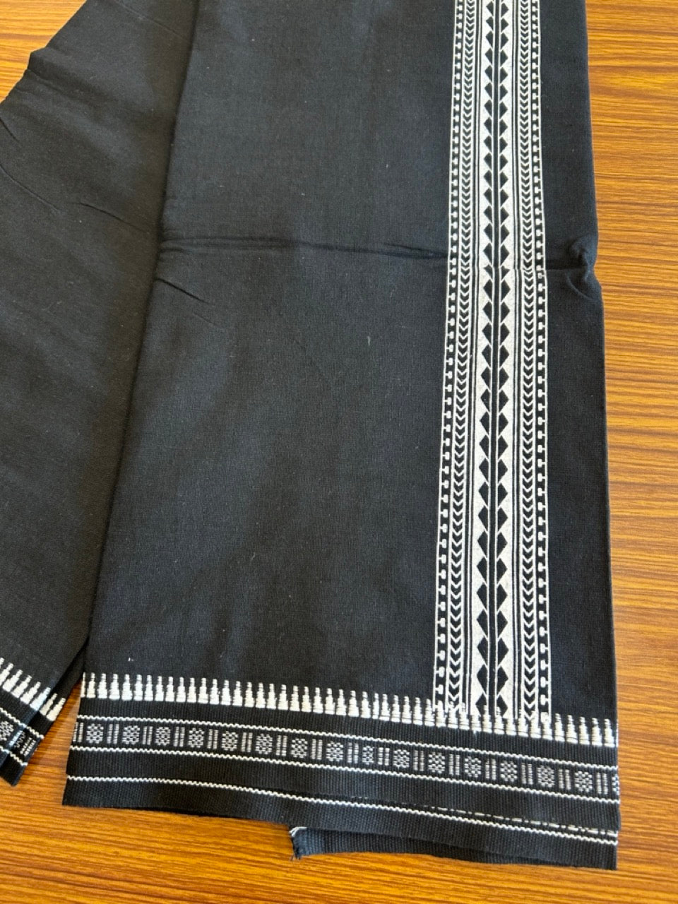 Kaitharikada Pure Cotton - Single Kaily / Lungi - 2 inch White Printed kuppadam kara with Black colour body - 5KK8000AS