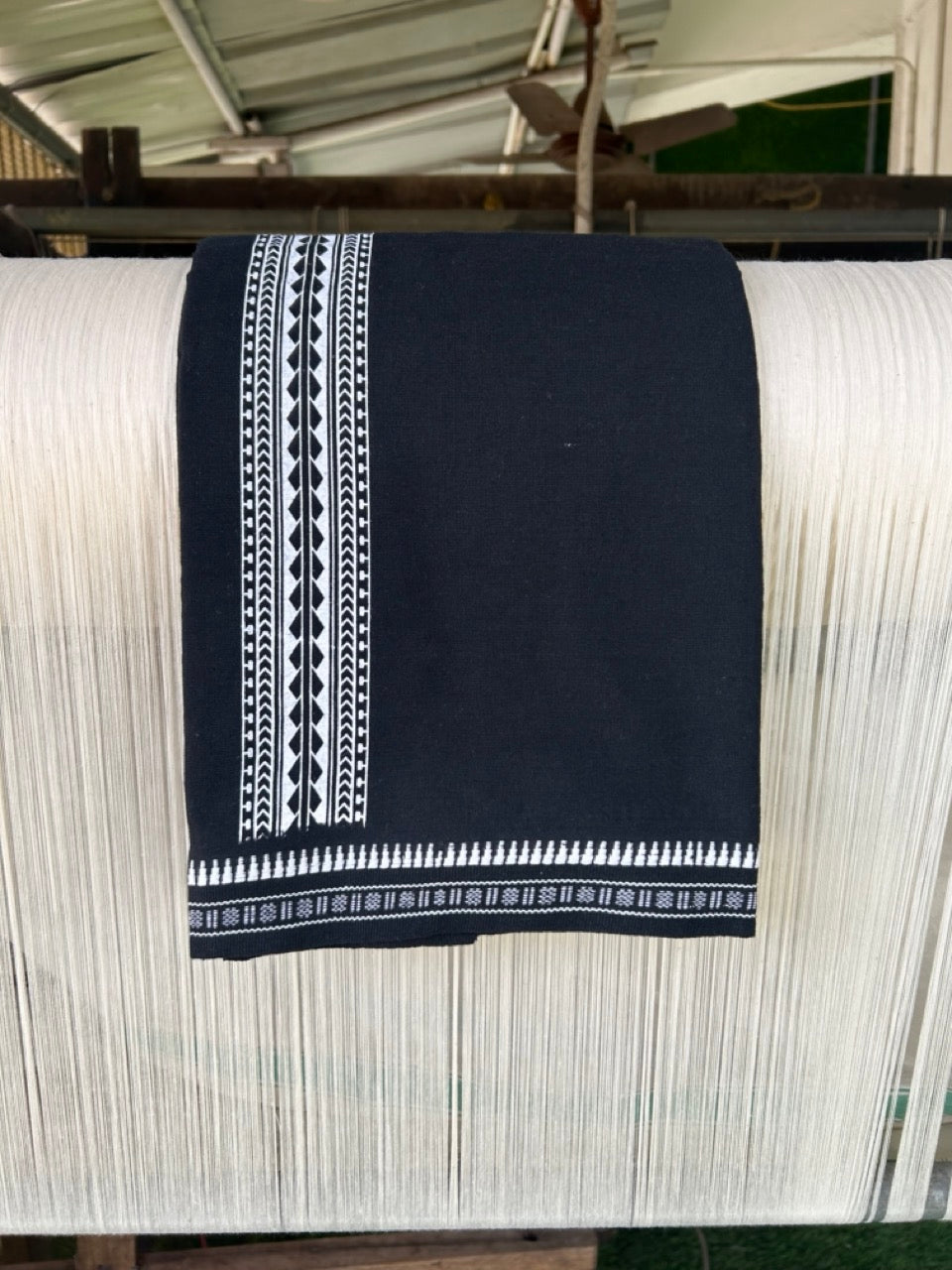 Kaitharikada Pure Cotton - Single Kaily / Lungi - 2 inch White Printed kuppadam kara with Black colour body - 5KK8000AS