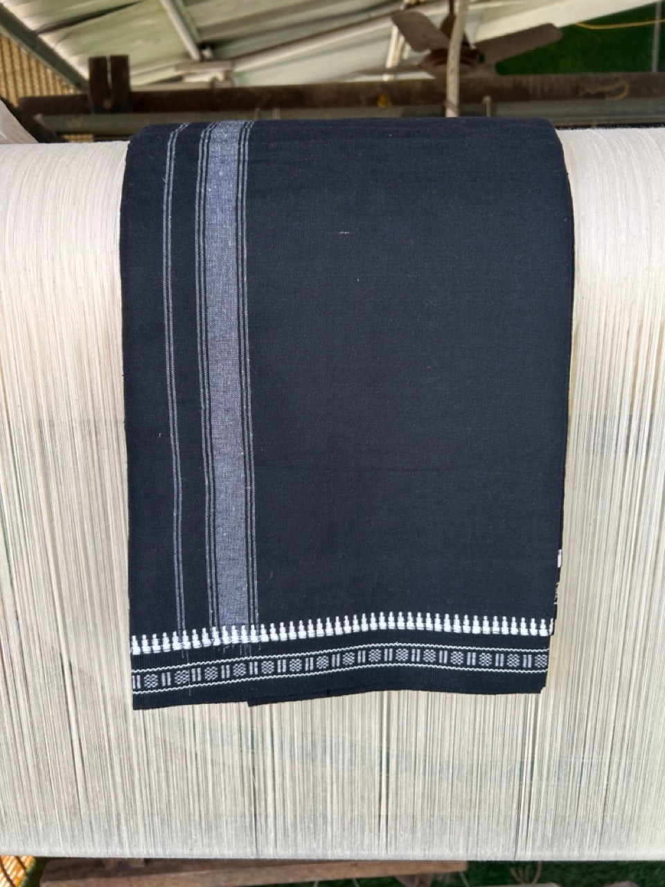 Kaitharikada Pure Cotton - Single Kaily / Lungi - 2 inch White kuppadam kara with Black colour body - 4KK8000AS