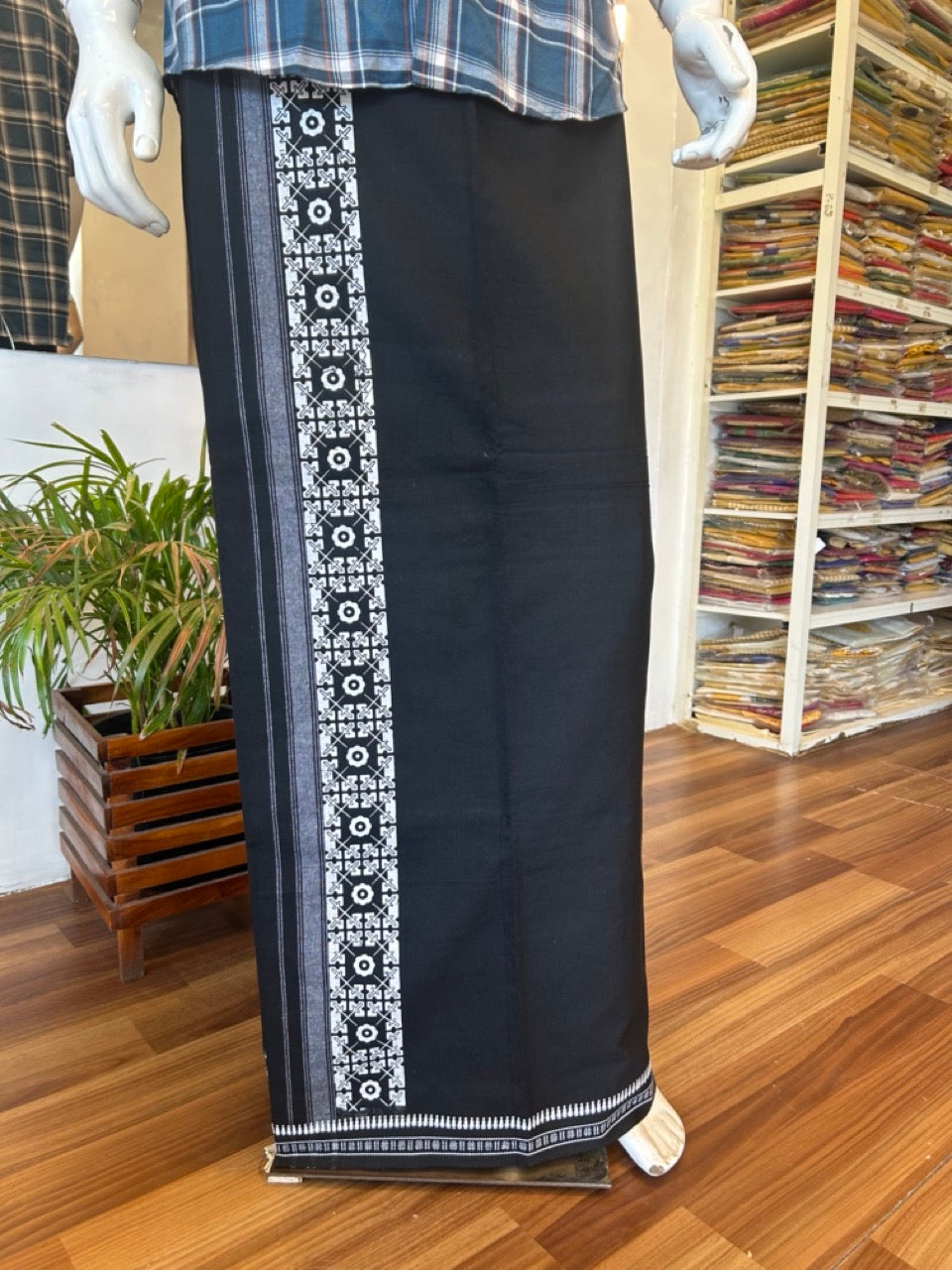 23% Discount!! Kaitharikada Pure Cotton - Single Kaily / Lungi - 4.75 inch White printed kuppadam kara with Black colour body - 5KK496AST