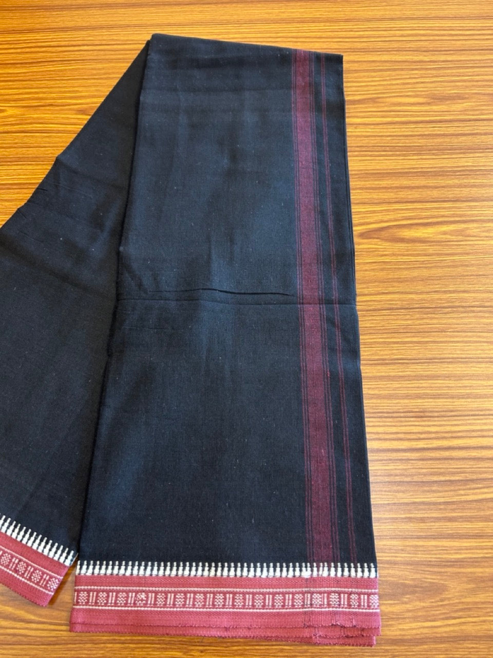 27% Discount!!! Kaitharikada Pure Cotton - Single Kaily / Lungi - 1.5 inch Dark Pink Striped kara with Black colour body Kuppadam Border - 4KK8002AST