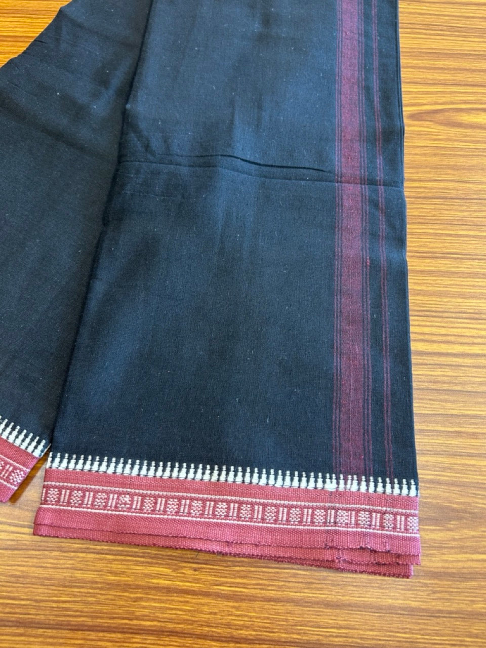 27% Discount!!! Kaitharikada Pure Cotton - Single Kaily / Lungi - 1.5 inch Dark Pink Striped kara with Black colour body Kuppadam Border - 4KK8002AST