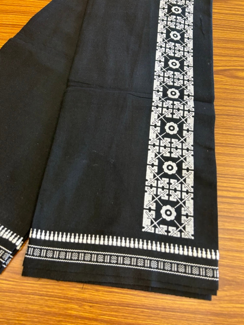 19% Discount!! Kaitharikada Pure Cotton - Single Kaily / Lungi - 2.5 inch White printed kuppadam kara with Black colour body - 5KK8002AST