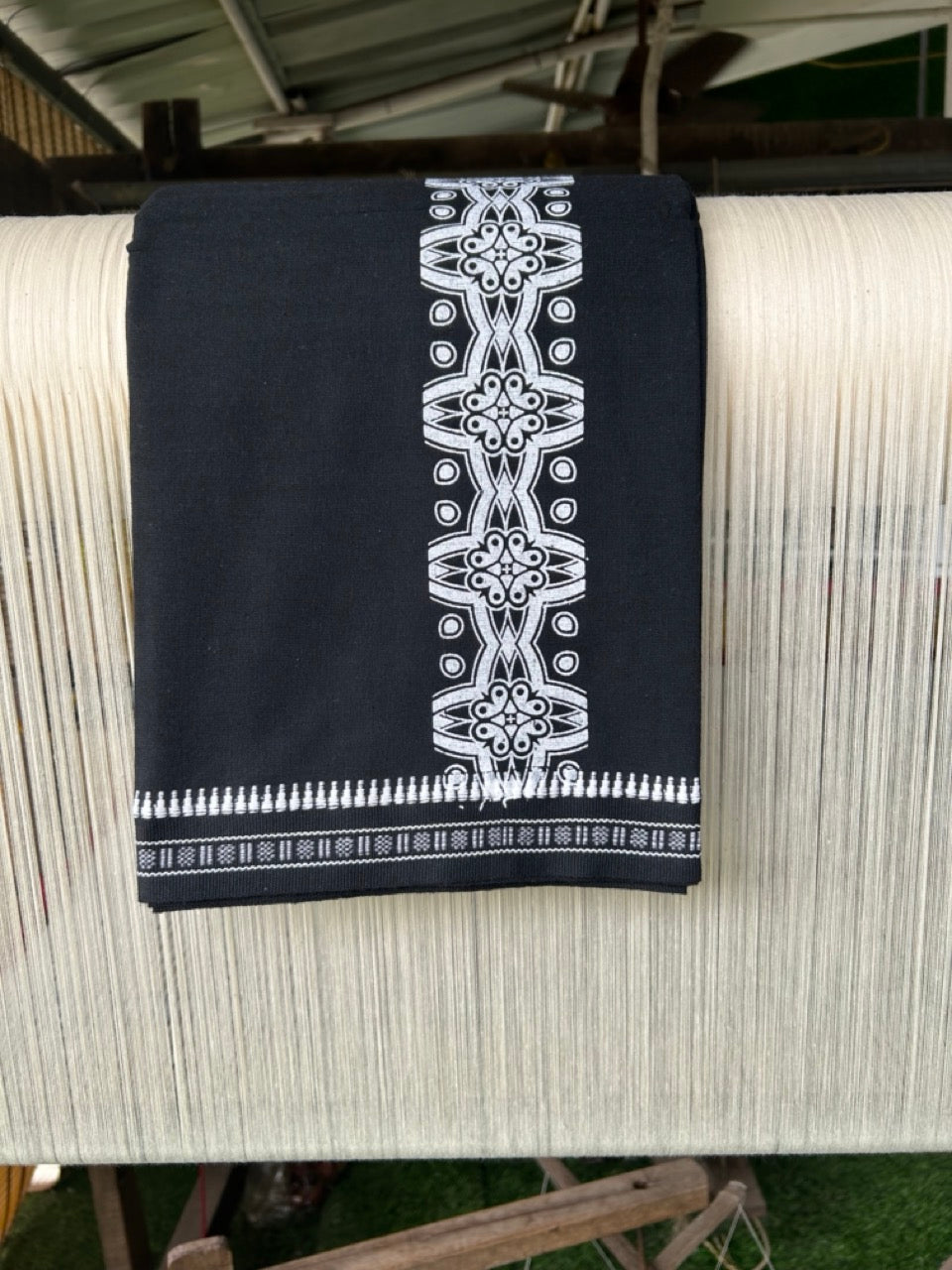 19% Discount!! Kaitharikada Pure Cotton - Single Kaily / Lungi - 2.5 inch White printed kuppadam kara with Black colour body - 7KK8002AST