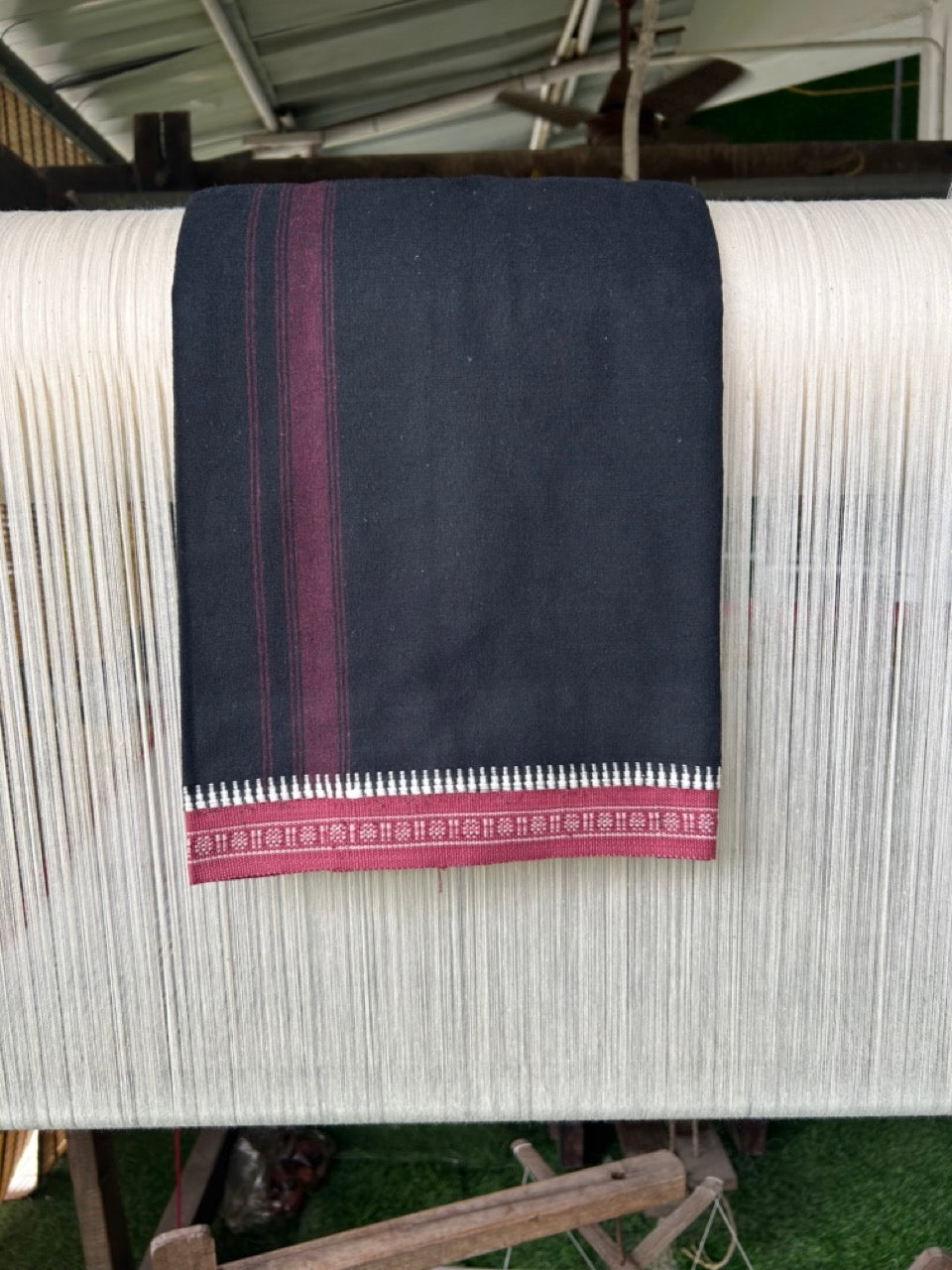 27% Discount!!! Kaitharikada Pure Cotton - Single Kaily / Lungi - 1.5 inch Dark Pink Striped kara with Black colour body Kuppadam Border - 4KK8002AST