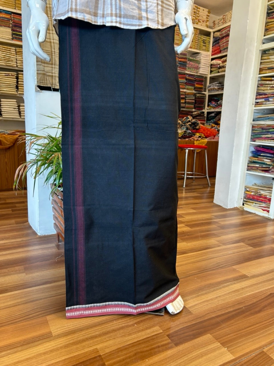 27% Discount!!! Kaitharikada Pure Cotton - Single Kaily / Lungi - 1.5 inch Dark Pink Striped kara with Black colour body Kuppadam Border - 4KK8002AST