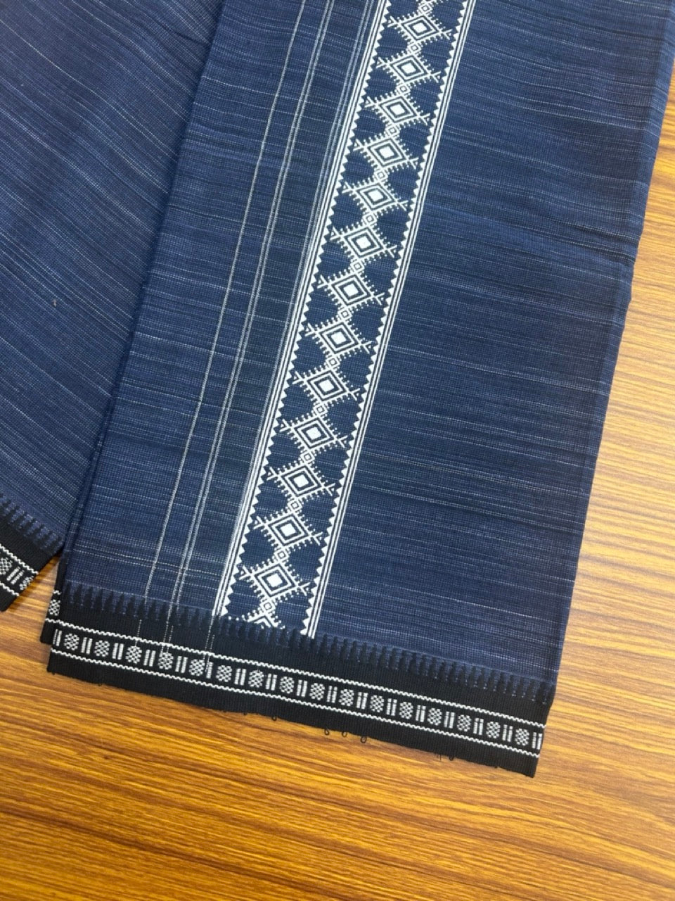 18% Discount!!! Kaitharikada Pure Cotton - Single Kaily / Lungi -  3.5 inch Printed kara with White & Navy Blue colour body Kuppadam Border (2 meter / 4 muzham) - 4KK8016AS