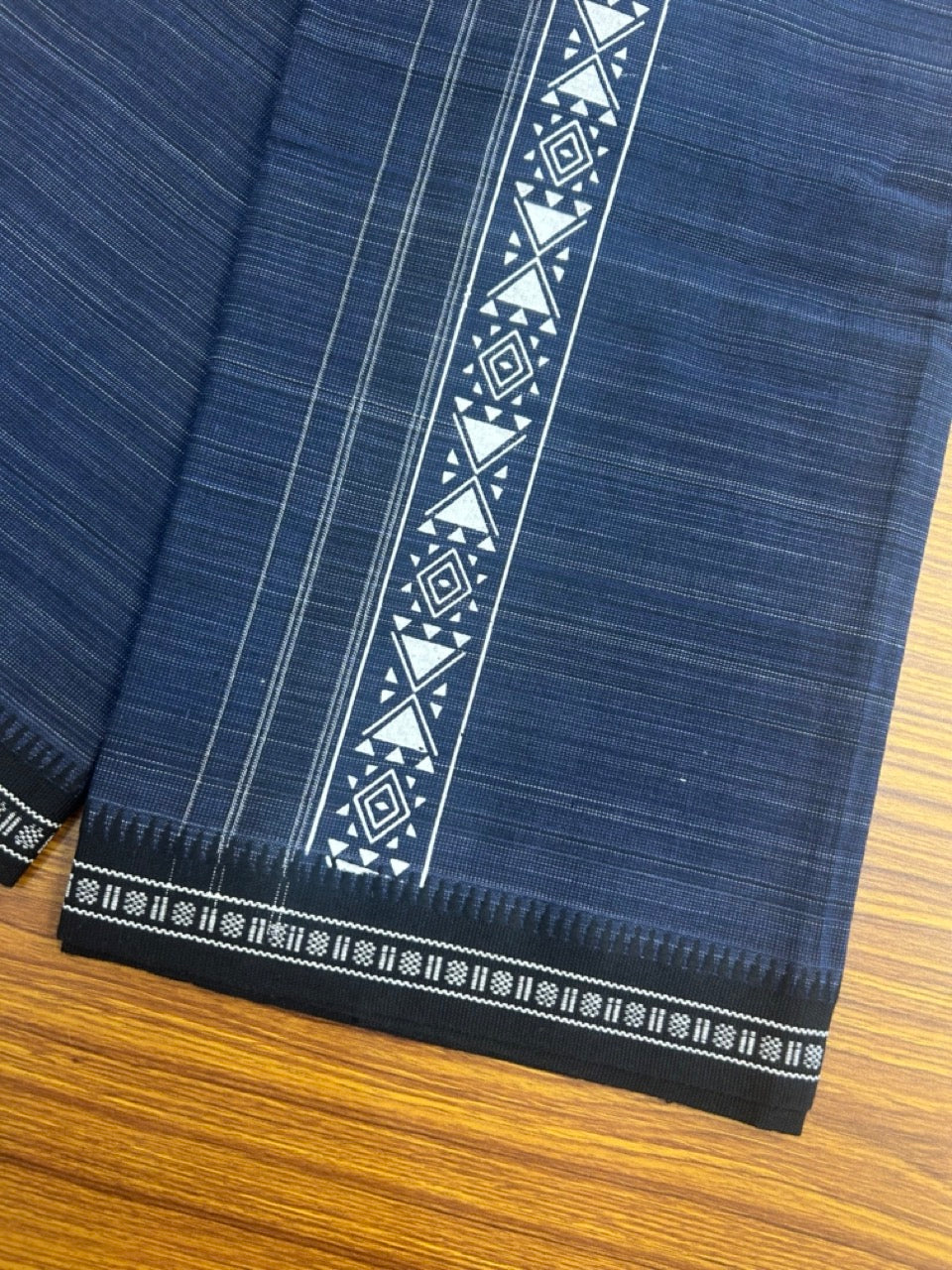 18% Discount!!! Kaitharikada Pure Cotton - Single Kaily / Lungi -  3 inch Printed kara with White & Navy Blue colour body Kuppadam Border (2 meter / 4 muzham) - 7KK8016AS