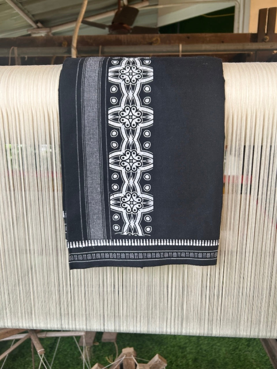 23% Discount!! Kaitharikada Pure Cotton - Single Kaily / Lungi - 4.75 inch White printed kuppadam kara with Black colour body - 6KK496AST