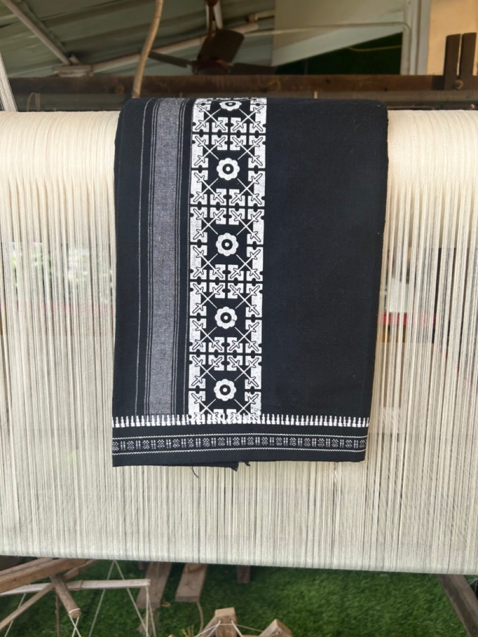 23% Discount!! Kaitharikada Pure Cotton - Single Kaily / Lungi - 4.75 inch White printed kuppadam kara with Black colour body - 5KK496AST