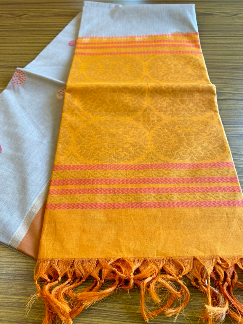 KaithariKada- HANDLOOM UNAKKUPAAV Balaramapuram  Saree - 100% PURE Cotton - Sand Brown & Orange Design - 8KK1002KHA