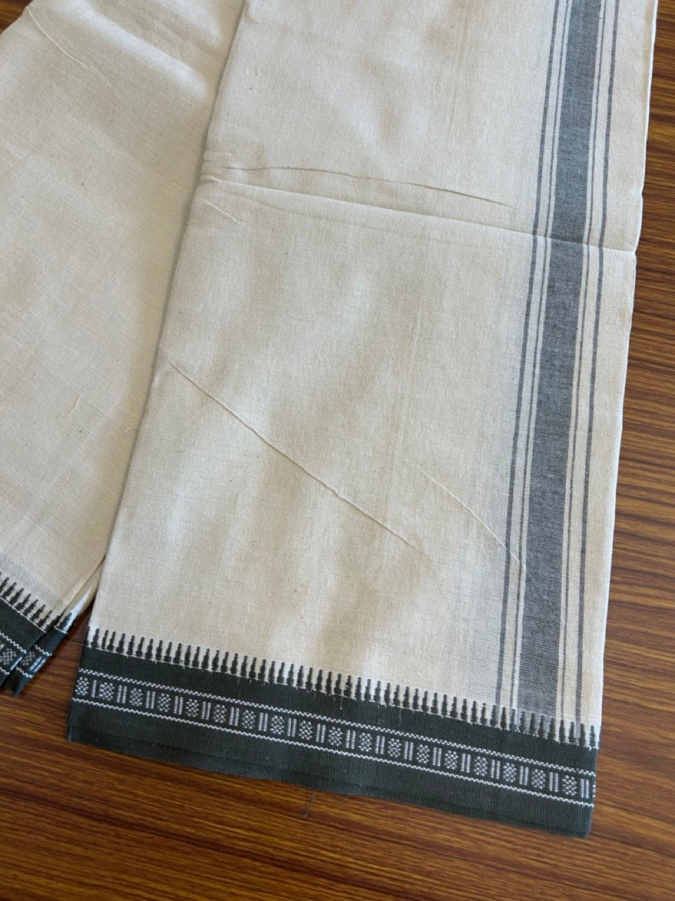 8% Discount !! Kaitharikada Pure Cotton Single Off White - (Unbleached) Kaily / Lungi - 1.5 inch  Sage Green Striped Kuppadam kara with Off White colour body (2 meter /4 muzham)- 1KK8005AS