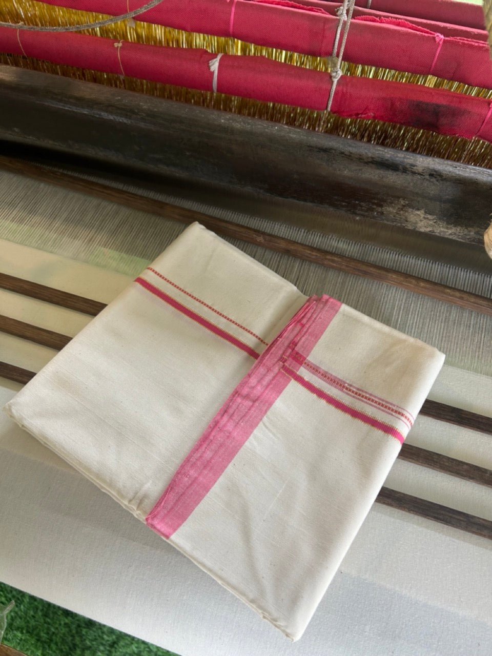 SIGNATURE KAITHARIKADA EXCLUSIVE SINGLE DHOTI - 100% Cotton Balaramapuram HANDLOOM Single Mundu/Dhoti - Off White - (Unbleached) 0.25 Inch Muthukuri Pink & KASAVU Chutty Kara- 1KK5010KAI