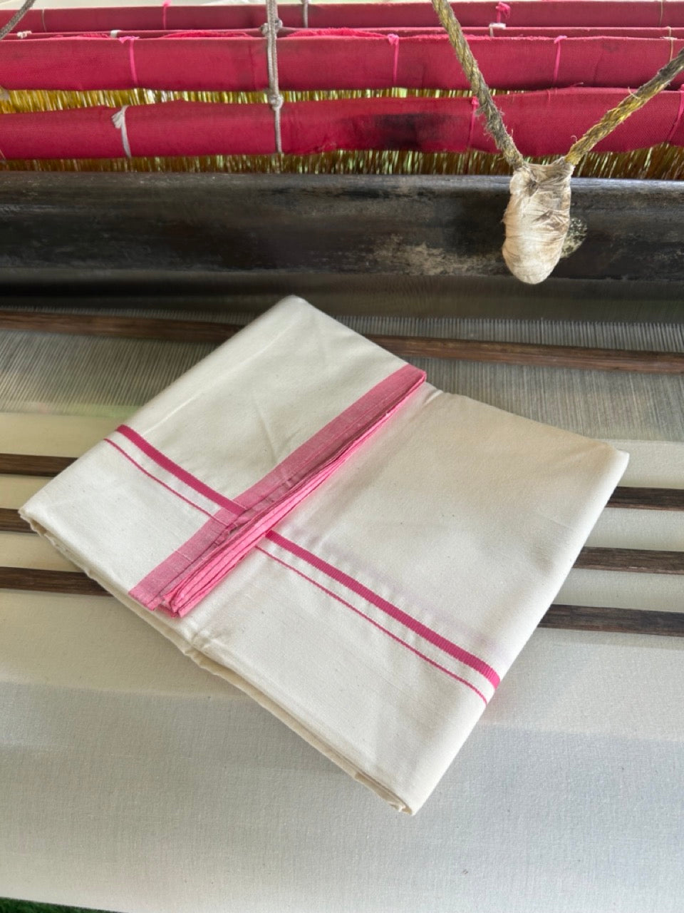 SIGNATURE KAITHARIKADA EXCLUSIVE SINGLE DHOTI - 100% Cotton Balaramapuram HANDLOOM Single Mundu/Dhoti - Off White - (Unbleached) 0.5inch Pink Kara- 7KK5010KAI