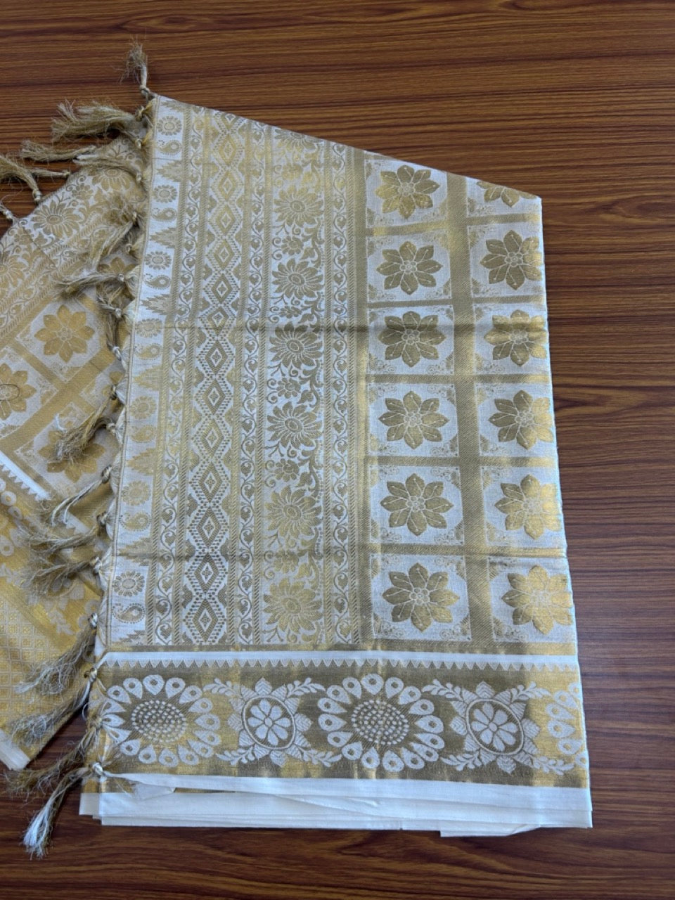 25% Discount!!! Kaitharikada Kerala Cotton Saree Off white - Kasav Zari with Flower Pattern Putta Design- 10KK1009KK