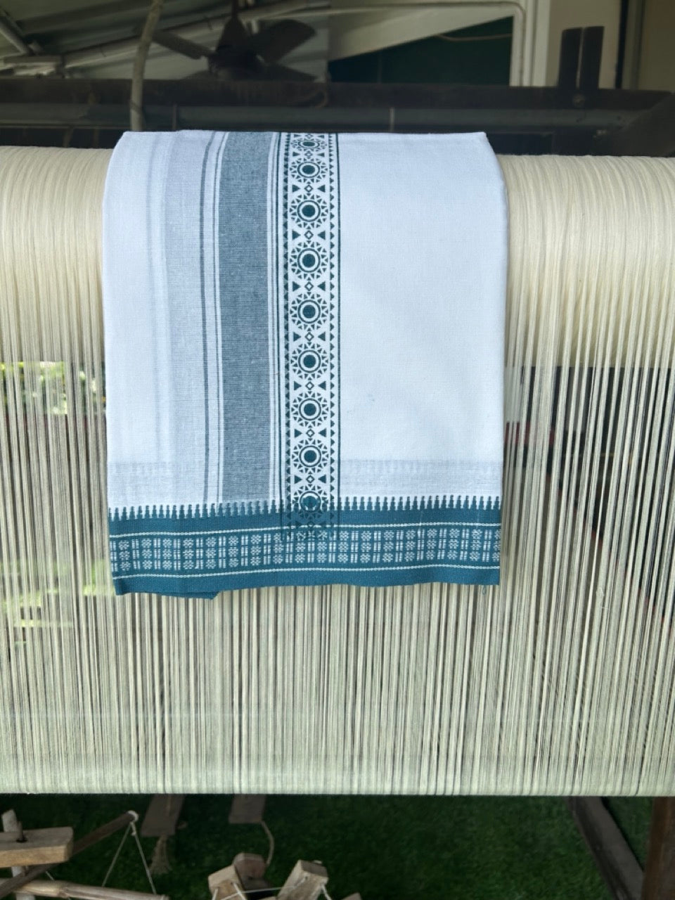 12% Discount!!! Kaitharikada Pure Cotton Single PURE WHITE Kaily / Lungi -  3.5 inch Peacock Blue Striped Printed Kuppadam kara with White colour body (2 meter / 4 muzham) - 7KK8006AS