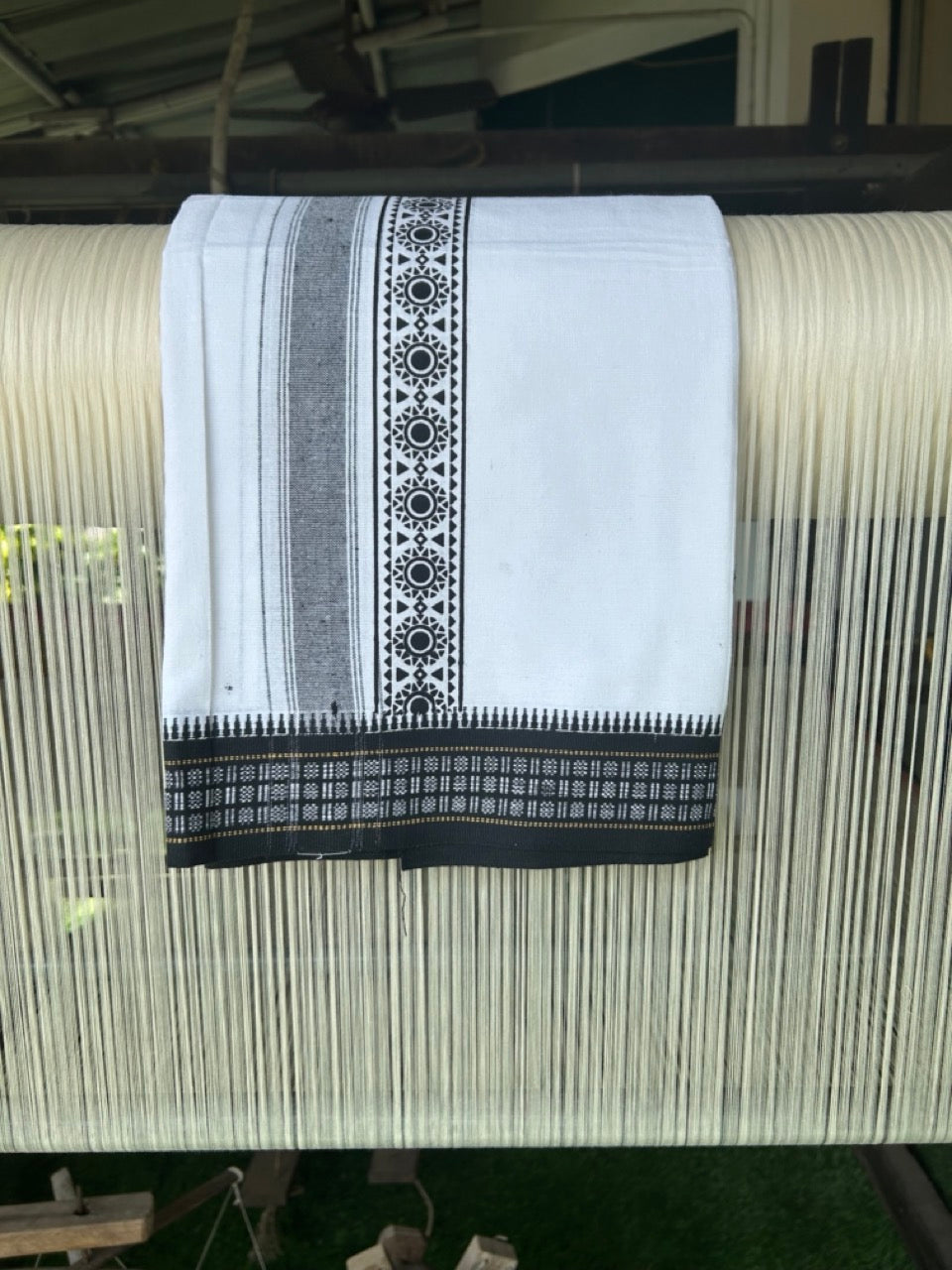 12% Discount!!! Kaitharikada Pure Cotton Single PURE WHITE Kaily / Lungi - 3.5 inch Black Striped Printed Kuppadam kara with White colour body (2 meter / 4 muzham) - 11KK8006AS