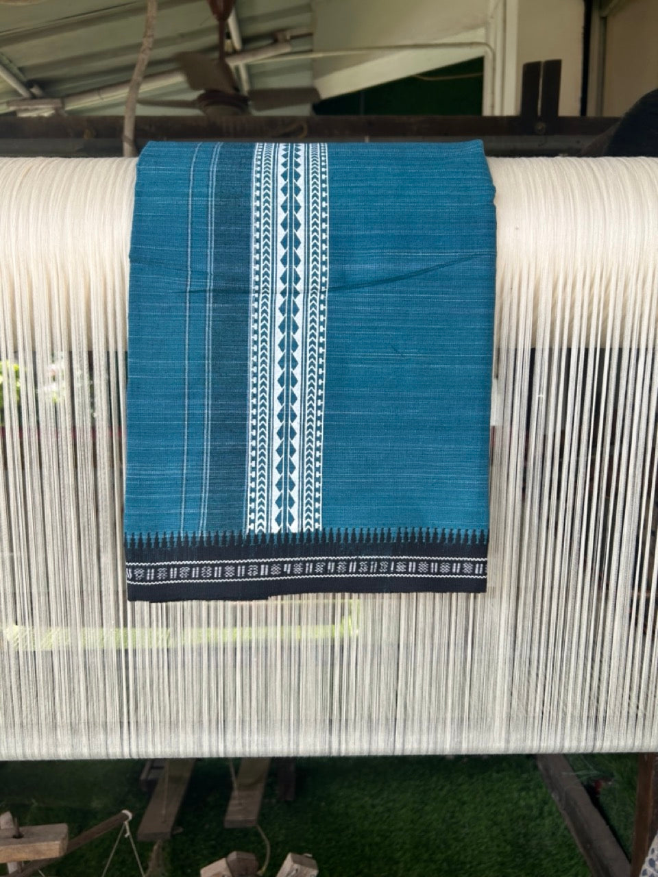 12% Discount!!! Kaitharikada Pure Cotton - Single Kaily / Lungi - 5 inch printed kara with White+Black & Peacock blue colour body Kuppadam Border (2 metre / 4 muzham) - 5KK8007AS