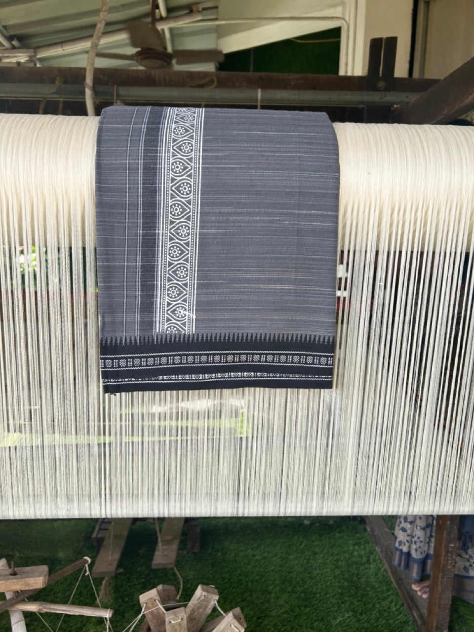 12% Discount!!! Kaitharikada Pure Cotton - Single Kaily / Lungi - 3 inch printed kara with White+Black colour Ash Black body Kuppadam Border (2 meter / 4 muzham) - 1KK8007AS