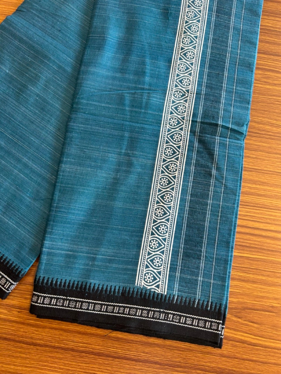 12% Discount!!! Kaitharikada Pure Cotton - Single Kaily / Lungi - 3.5 inch printed kara with White+Black & Peacock blue colour body Kuppadam Border (2 metre / 4 muzham) - 3KK8007AS