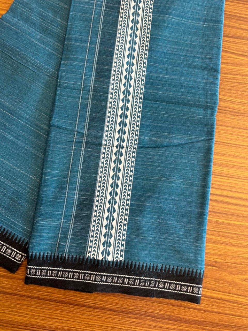 12% Discount!!! Kaitharikada Pure Cotton - Single Kaily / Lungi - 5 inch printed kara with White+Black & Peacock blue colour body Kuppadam Border (2 metre / 4 muzham) - 5KK8007AS