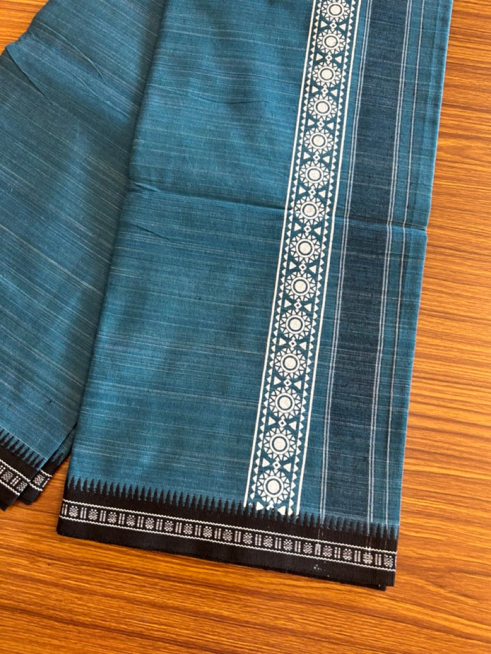 12% Discount!!! Kaitharikada Pure Cotton - Single Kaily / Lungi - 3.5 inch printed kara with White+Black & Peacock blue colour body Kuppadam Border (2 metre / 4 muzham) - 6KK8007AS