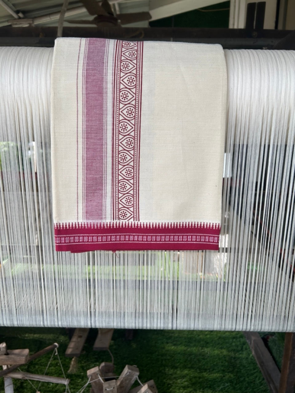 12% Discount !! Kaitharikada Pure Cotton Single OFF WHITE - (Unbleached) Kaily / Lungi - 3.5 inch Magenta Red Striped Printed kara Kuppadam Border with OFF WHITE  colour body (2 meter / 4 muzham)- 8KK8008AS