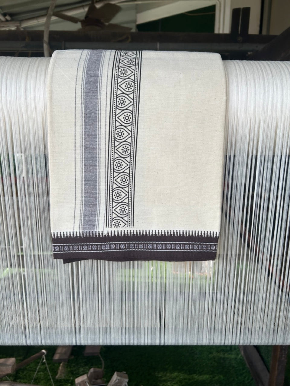 12% Discount !! Kaitharikada Pure Cotton Single OFF WHITE- (Unbleached) Kaily / Lungi - 3.25 inch Chocolate Brown Striped Printed kara Kuppadam Border with OFF WHITE colour body (2 meter / 4 muzham)- 5KK8008AS