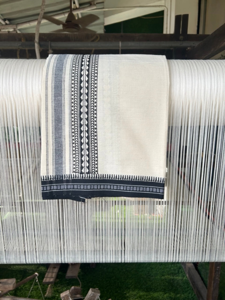 12% Discount !! Kaitharikada Pure Cotton Single OFF WHITE - (Unbleached) Kaily / Lungi - 4 inch Black Striped Printed kara Kuppadam Border with OFF WHITE colour body (2 meter / 4 muzham)- 20KK8008AS