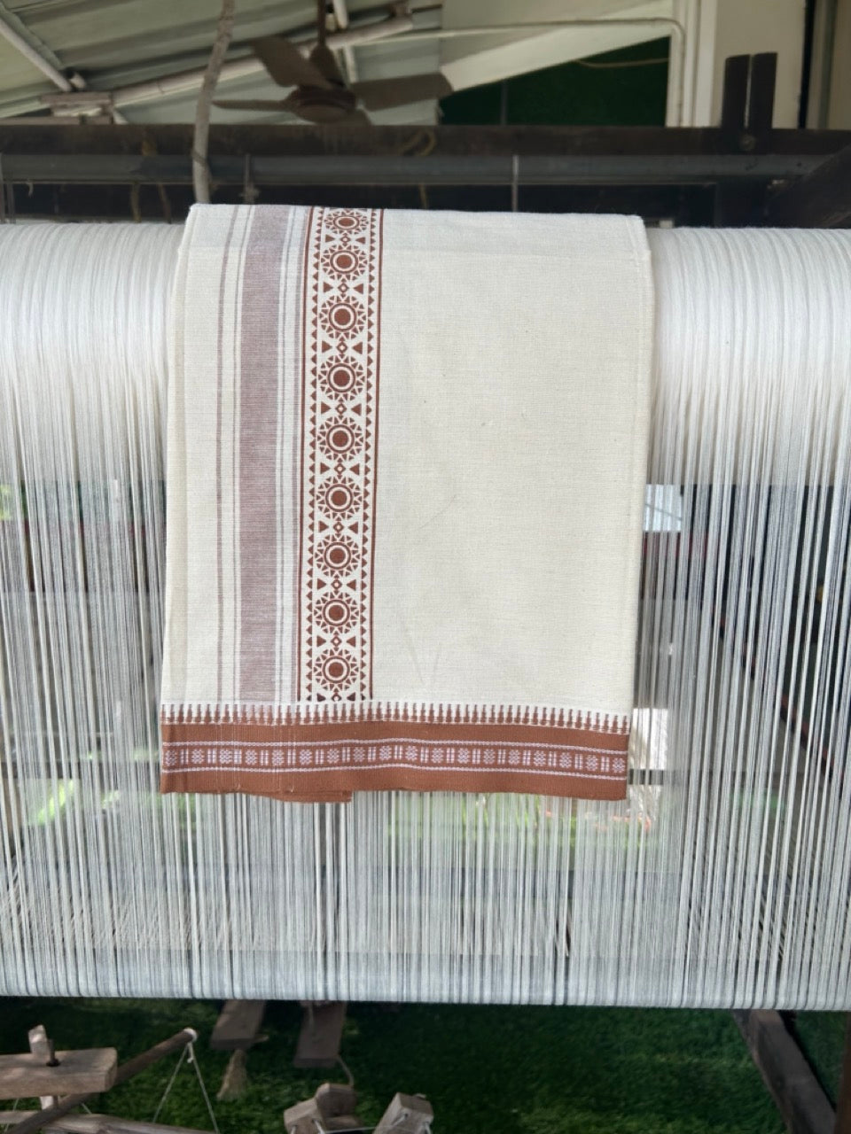 12% Discount !! Kaitharikada Pure Cotton Single OFF WHITE - (Unbleached) Kaily / Lungi - 3 inch Walnut Brown Striped Printed kara Kuppadam Border with OFF WHITE colour body (2 meter / 4 muzham)- 18KK8008AS