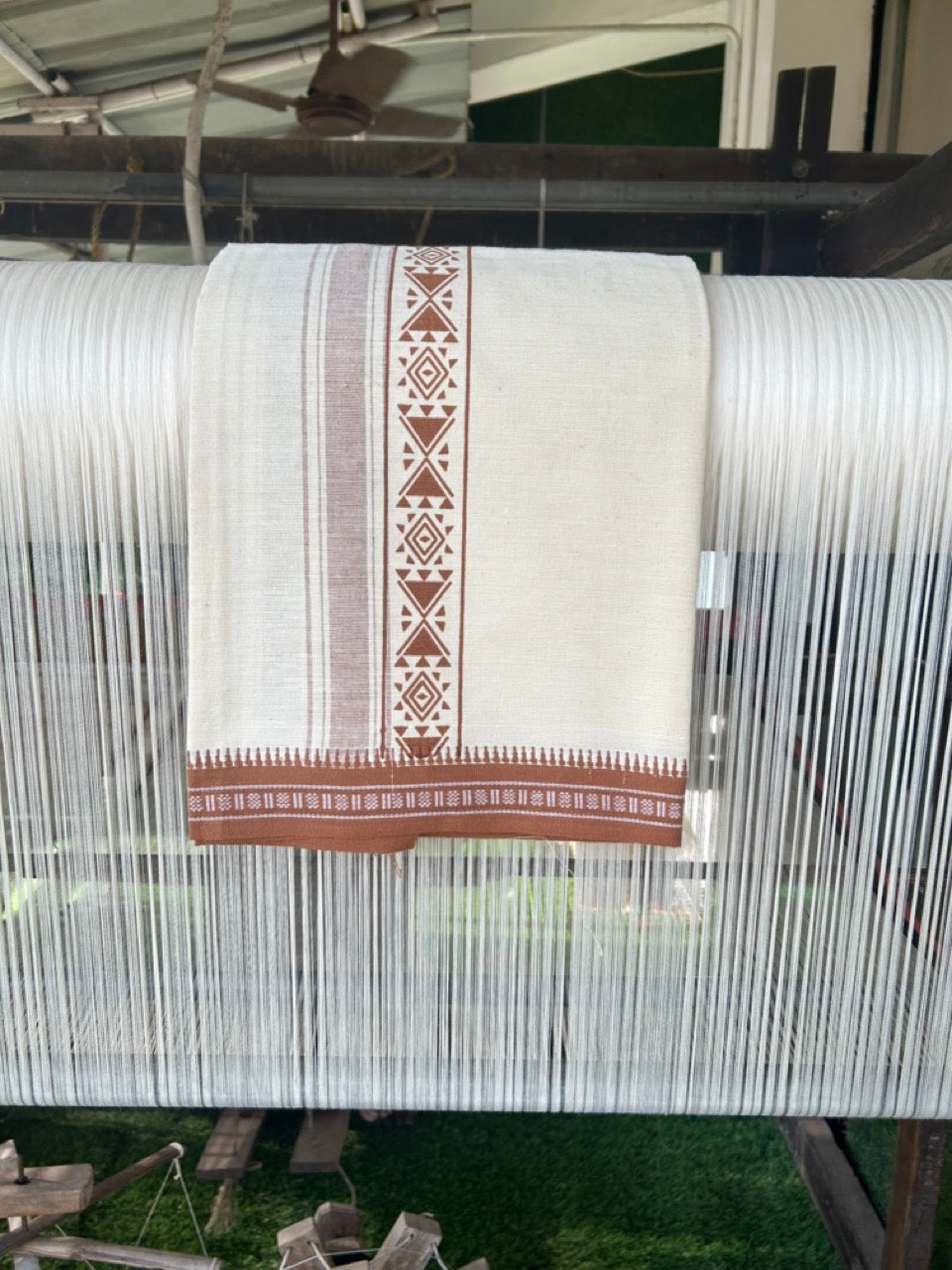 12% Discount !! Kaitharikada Pure Cotton Single OFF WHITE - (Unbleached) Kaily / Lungi - 3 inch Walnut Brown Striped Printed kara Kuppadam Border with OFF WHITE colour body (2 meter / 4 muzham)- 16KK8008AS