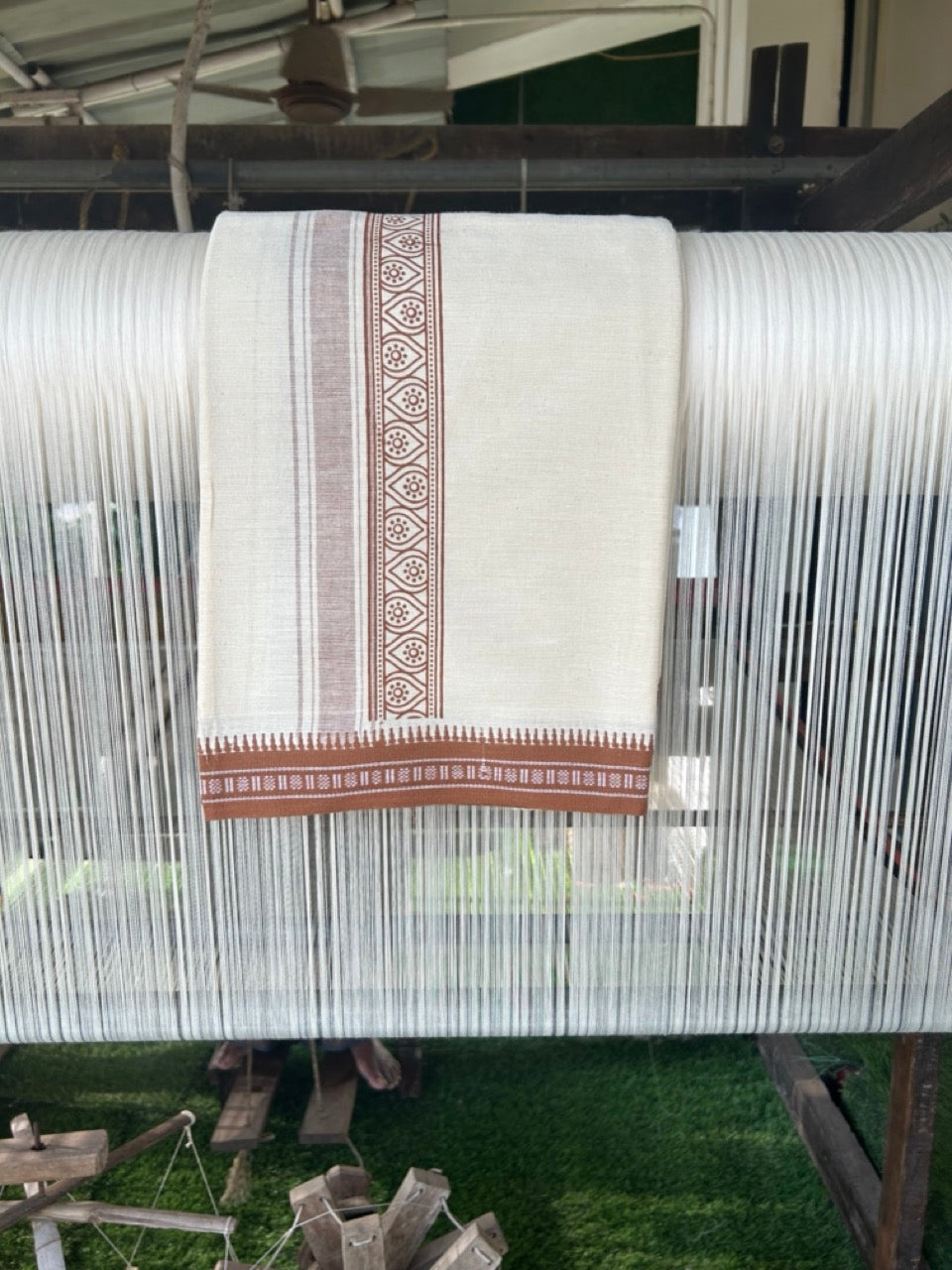 12% Discount !! Kaitharikada Pure Cotton Single OFF WHITE - (Unbleached) Kaily / Lungi - 3 inch Walnut Brown Striped Printed kara Kuppadam Border with OFF WHITE colour body (2 meter / 4 muzham)- 15KK8008AS