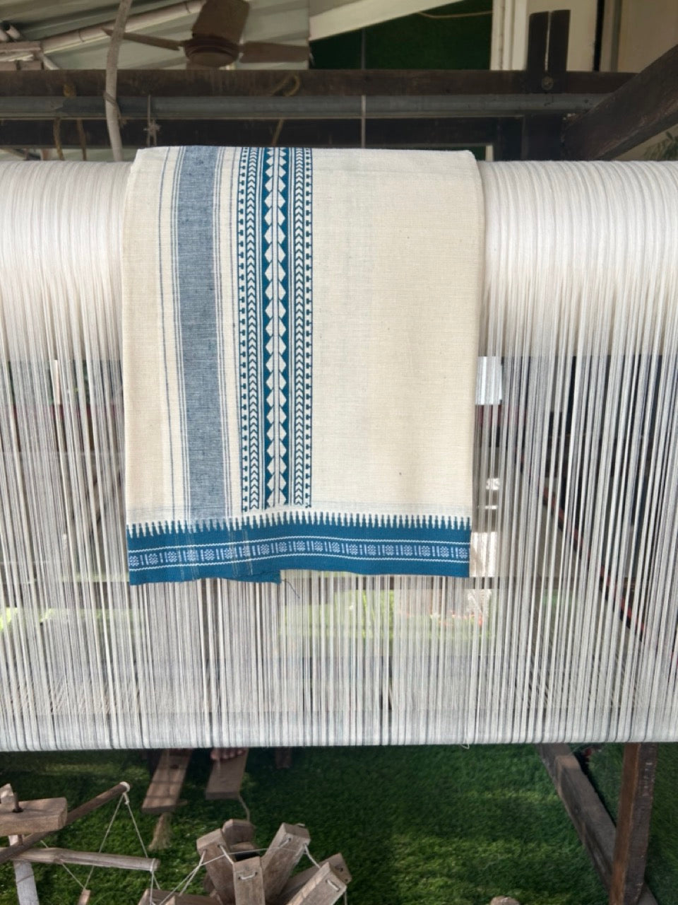 12% Discount !! Kaitharikada Pure Cotton Single OFF WHITE - (Unbleached) Kaily / Lungi - 4 inch Peacock Blue Striped Printed kara Kuppadam Border with OFF WHITE colour body (2 meter / 4 muzham)- 13KK8008AS