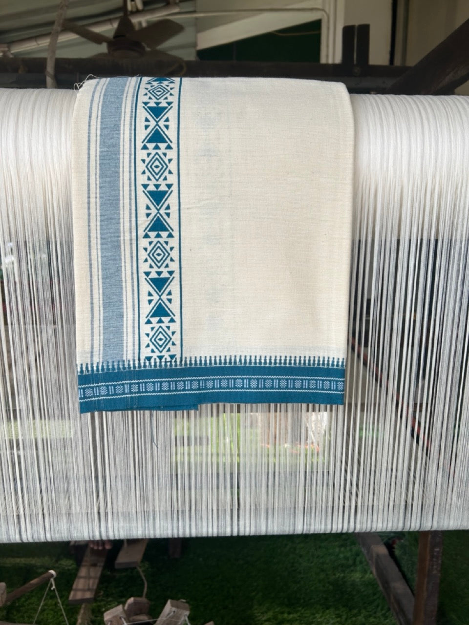 12% Discount !! Kaitharikada Pure Cotton Single OFF WHITE - (Unbleached) Kaily / Lungi - 3 inch Peacock Blue Striped Printed kara Kuppadam Border with OFF WHITE colour body (2 meter / 4 muzham)- 12KK8008AS