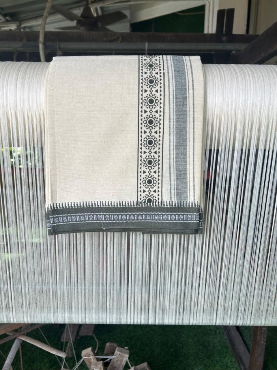 12% Discount !! Kaitharikada Pure Cotton Single OFF WHITE - (Unbleached) Kaily / Lungi - 3.25 inch Dark Olive Green Striped Printed kara Kuppadam Border with OFF WHITE colour body (2 meter / 4 muzham) - 3KK8009AS