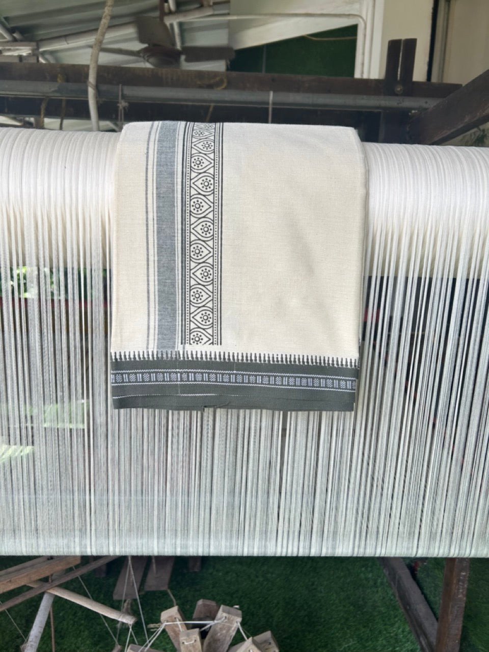 12% Discount !! Kaitharikada Pure Cotton Single OFF WHITE - (Unbleached) Kaily / Lungi - 3 inch Dark Olive Green Striped Printed kara Kuppadam Border with OFF WHITE colour body (2 meter / 4 muzham) -4KK8009AS